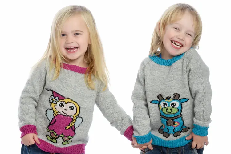 Liker du å strikke? Overrask barnet eller barnebarnet med en genser som garantert faller i smak.