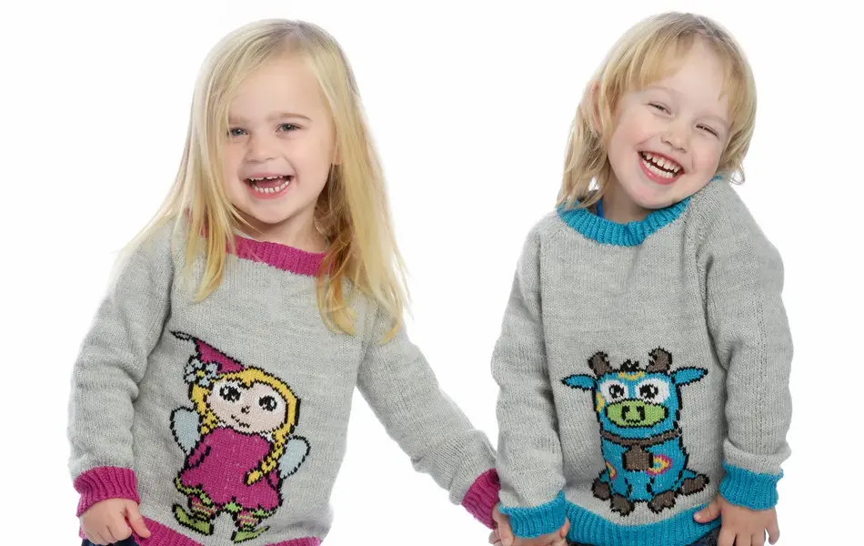 smilende jente og gutt med amfelia og oskar-gensere