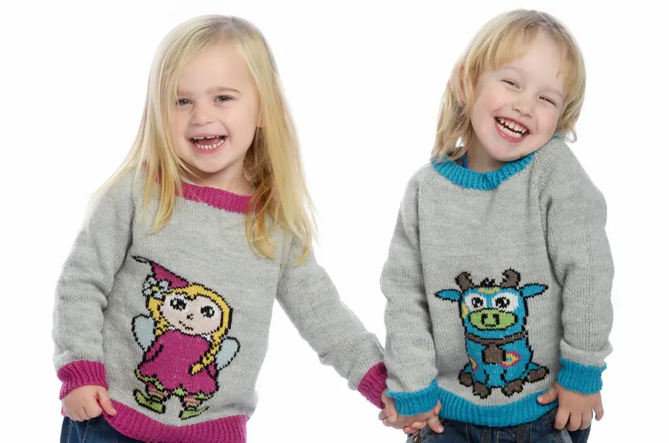 smilende jente og gutt med amfelia og oskar-gensere