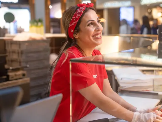 Ansatt som står ved disken