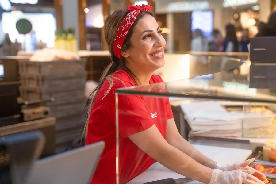 Ansatt som står ved disken