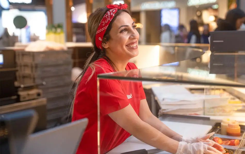 Ansatt som står ved disken