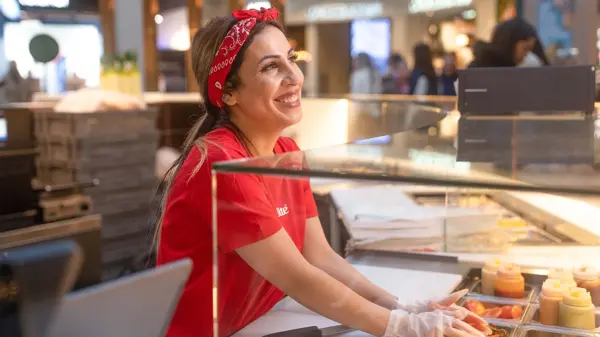 Ansatt som står ved disken