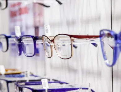 Ulike briller henger på veggen