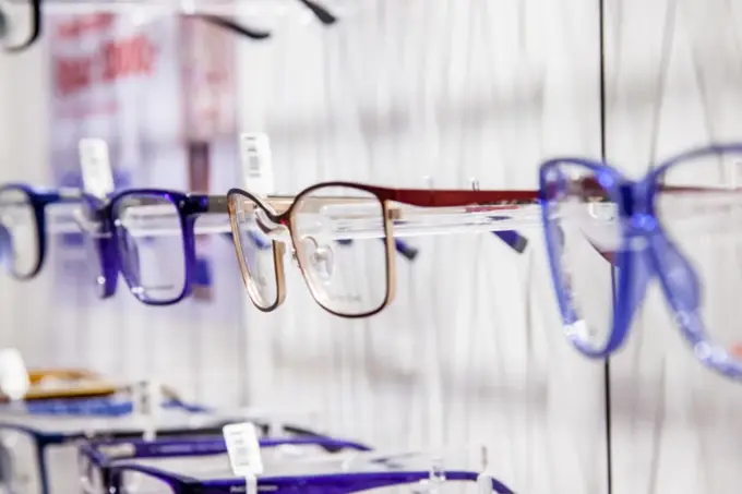 Ulike briller henger på veggen