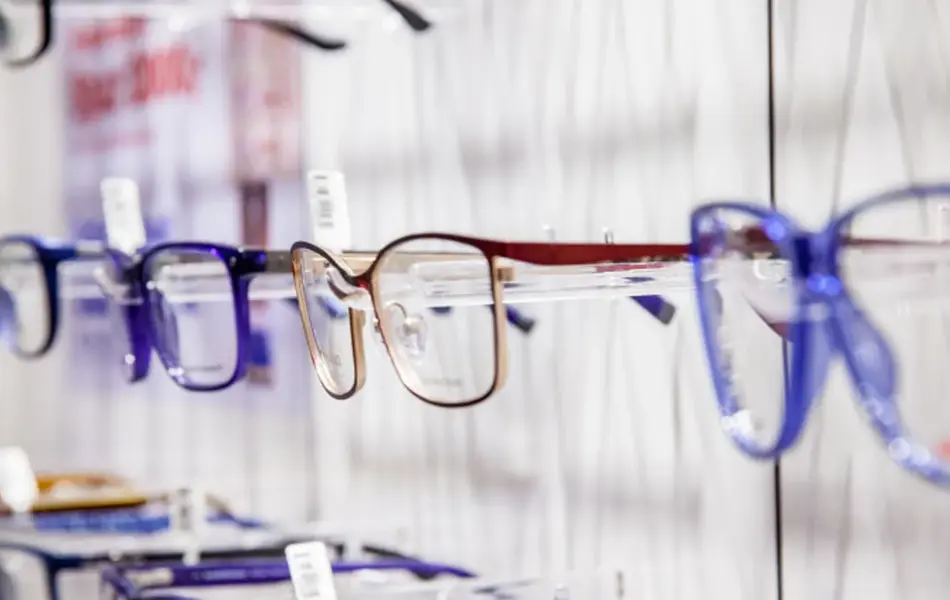 Ulike briller henger på veggen