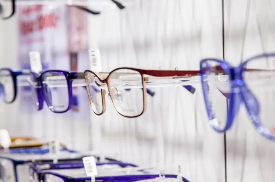 Ulike briller henger på veggen