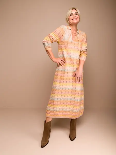 Damemodell med stripete lang kjole