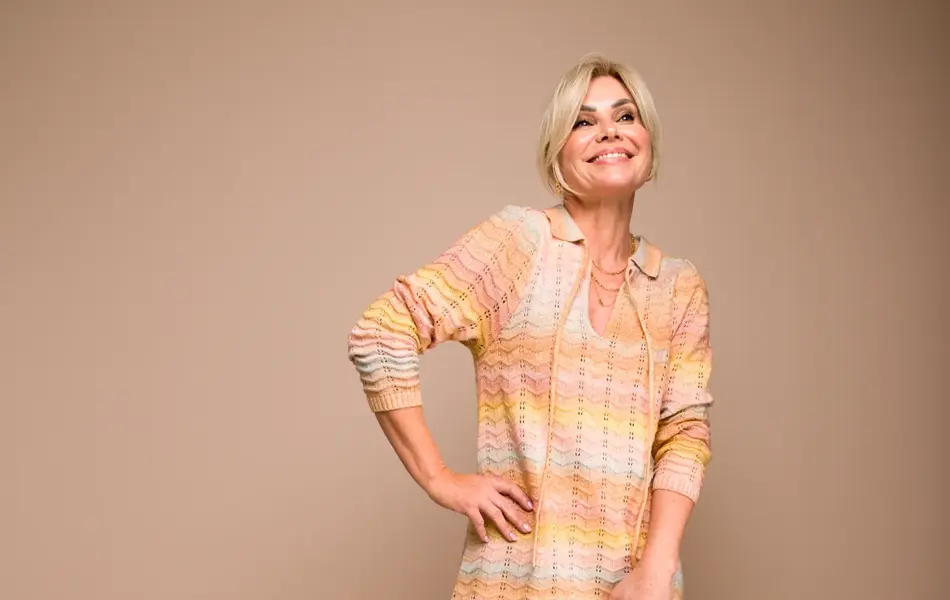 Damemodell med stripete lang kjole