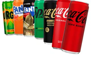 Utvalg av brusbokser fra Coca-Cola, Fanta, Sprite og Urge.