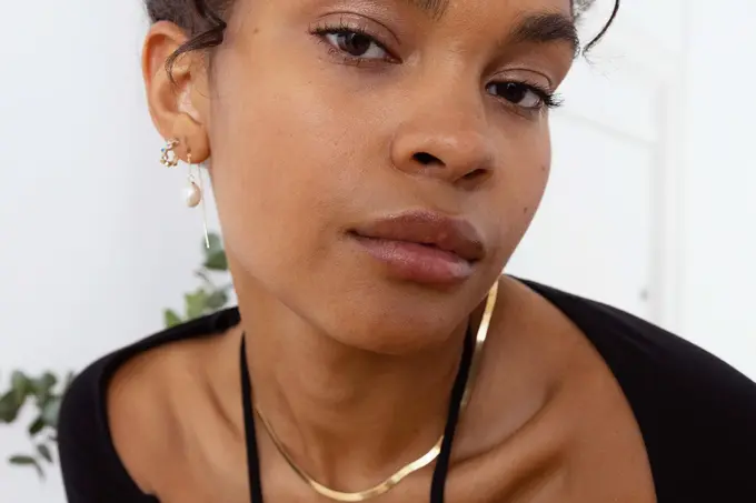 modell med øredobber og gullkjede