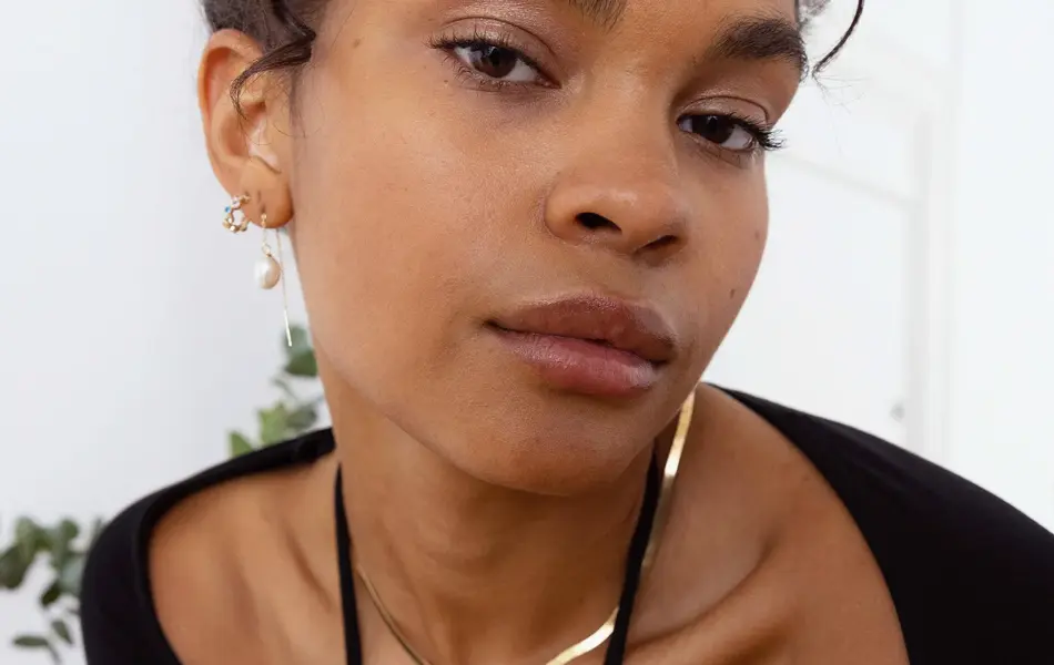 modell med øredobber og gullkjede