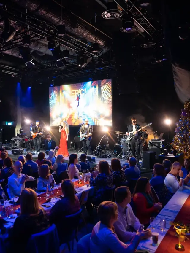 Artister på scenen på julebordsshow på Thon Hotel Harstad