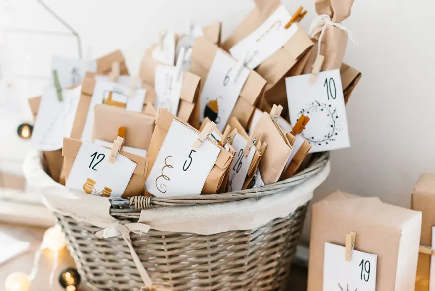 Kurv fylt med gaver pakket inn i gråpapir