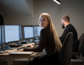 Portrett ansatte og ansatt på jobb