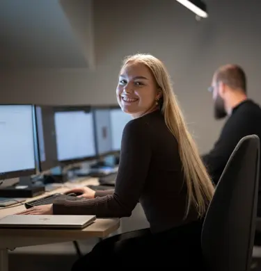 Portrett ansatte og ansatt på jobb