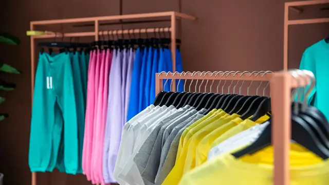 Joggebukse på stativ