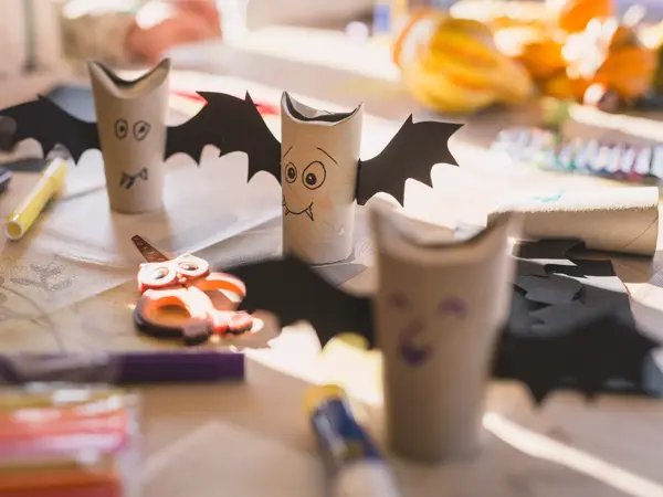 Flaggermus pynt laget av brukte doruller