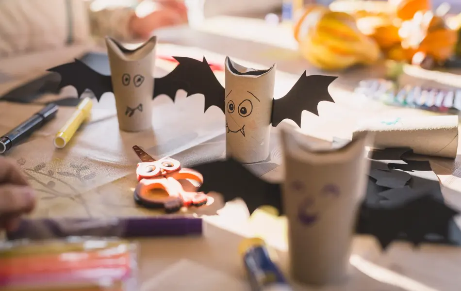 Flaggermus pynt laget av brukte doruller