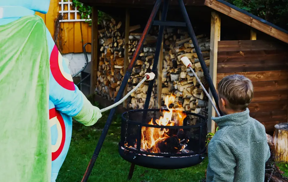 oskar og gutt griller på bålet