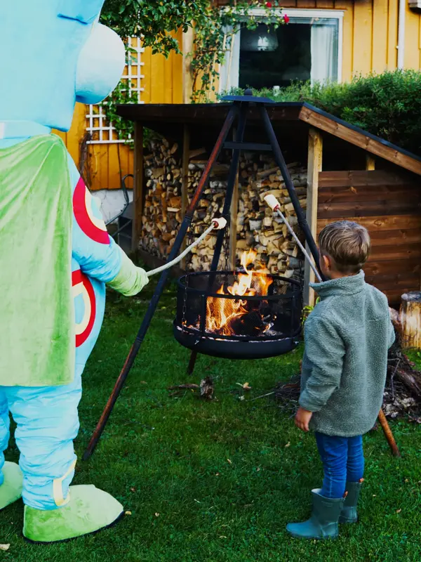 oskar og gutt griller på bålet