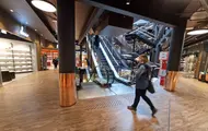 Bildet viser butikker innendørs på kjøpesenteret Koch Kjøpesenter i Bodø.