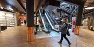 Bildet viser butikker innendørs på kjøpesenteret Koch Kjøpesenter i Bodø.
