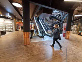Bildet viser butikker innendørs på kjøpesenteret Koch Kjøpesenter i Bodø.