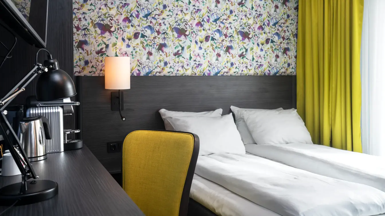 Tapetvegg, sengegavl, lampe, skap, skrivebord