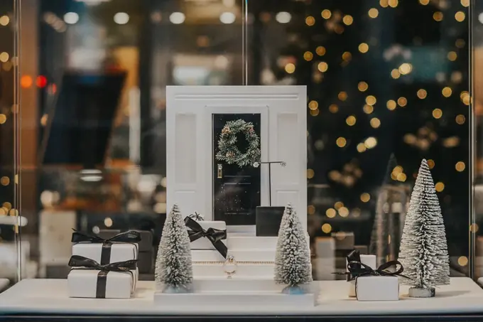 utstillingsvindu med julepynt og produkter fra david-andersen, juletre i bakgrunnen