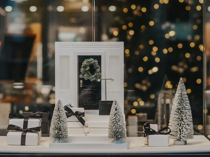 utstillingsvindu med julepynt og produkter fra david-andersen, juletre i bakgrunnen