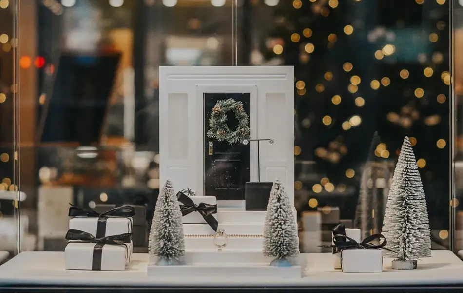 utstillingsvindu med julepynt og produkter fra david-andersen, juletre i bakgrunnen