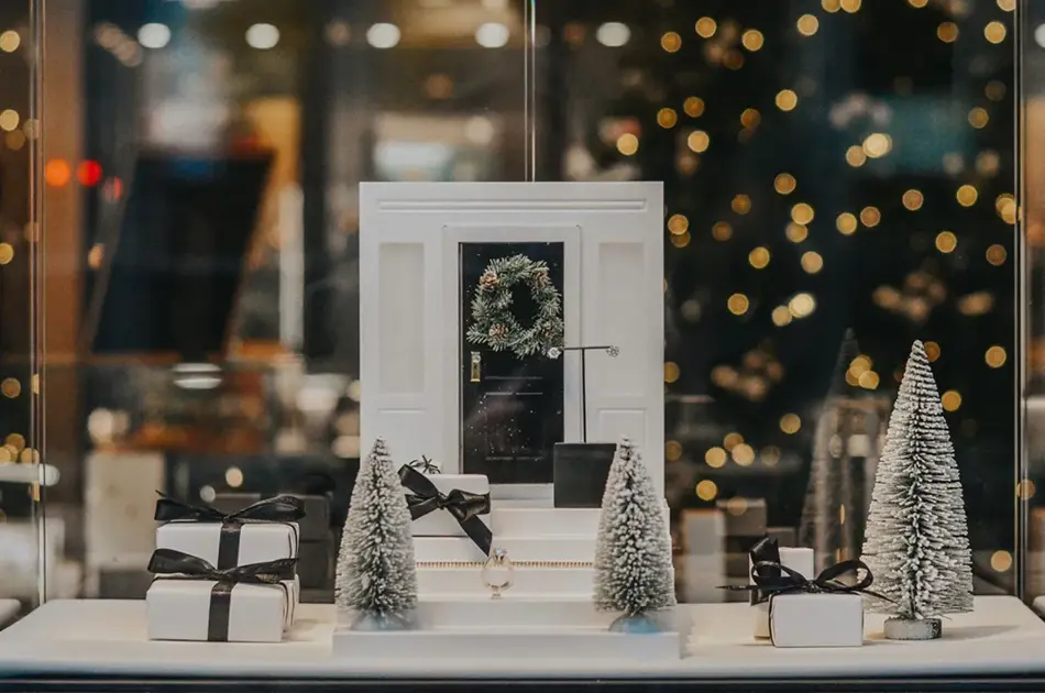 utstillingsvindu med julepynt og produkter fra david-andersen, juletre i bakgrunnen