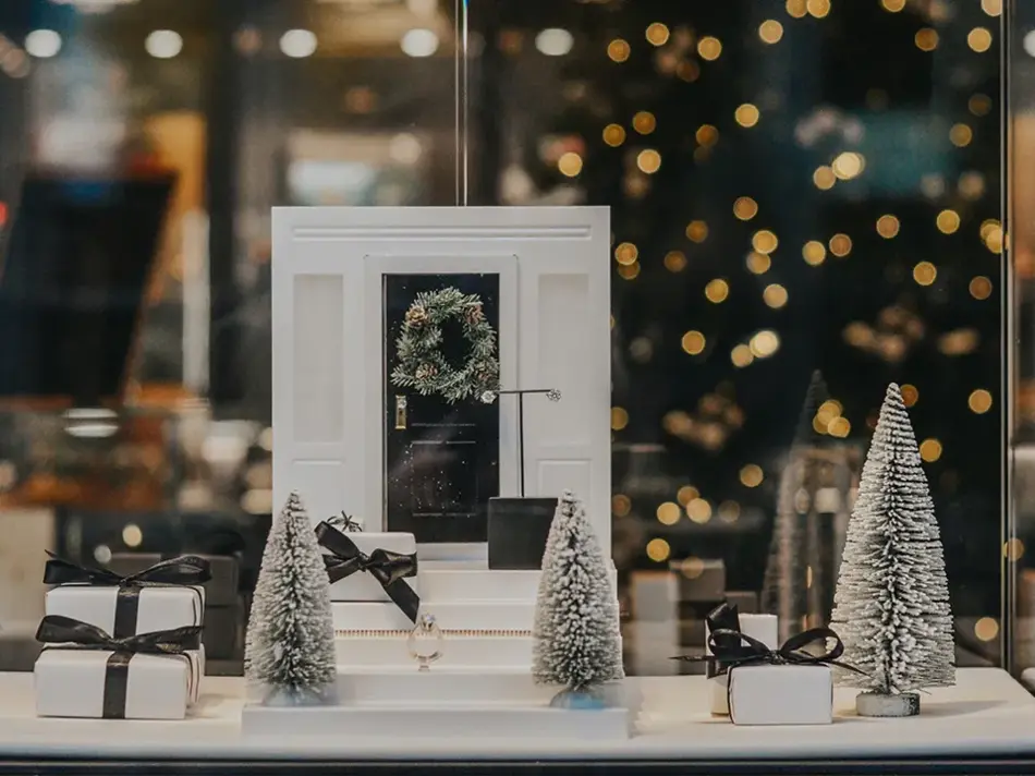 utstillingsvindu med julepynt og produkter fra david-andersen, juletre i bakgrunnen