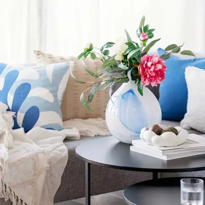 kopper og glass på et spisebord 