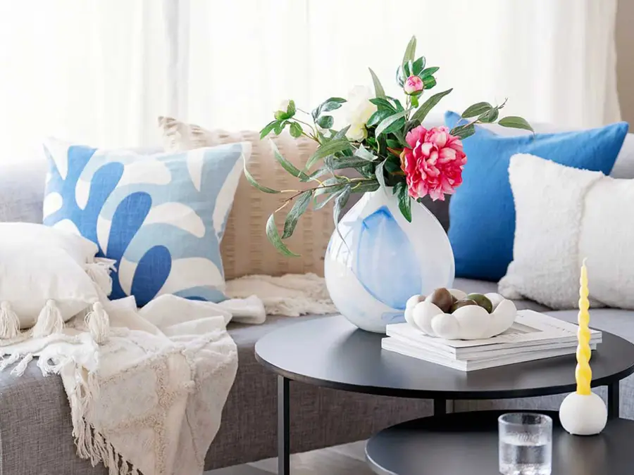 kopper og glass på et spisebord 