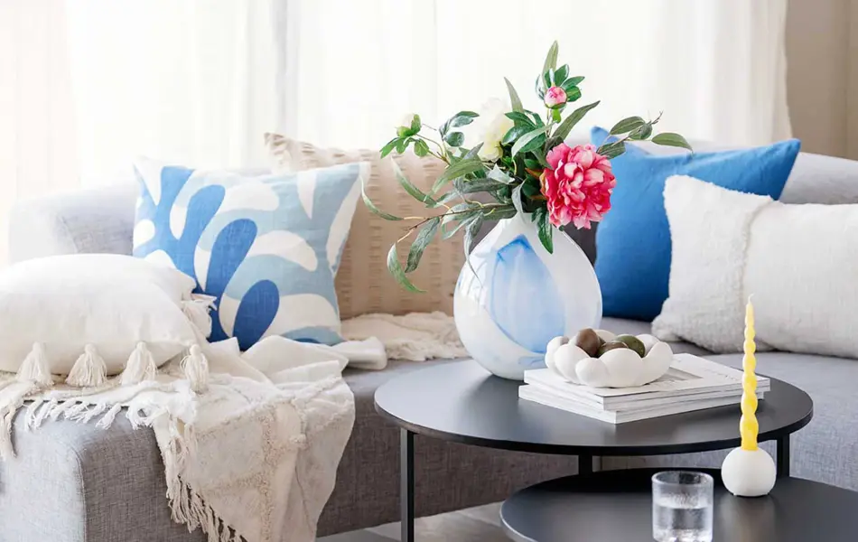 kopper og glass på et spisebord 