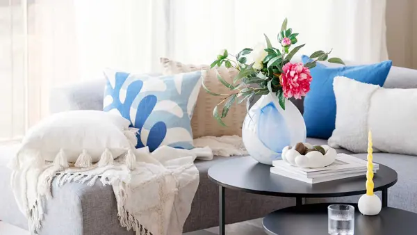 kopper og glass på et spisebord 