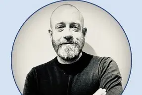 Bilde av en mann med skjegg og i sort genser