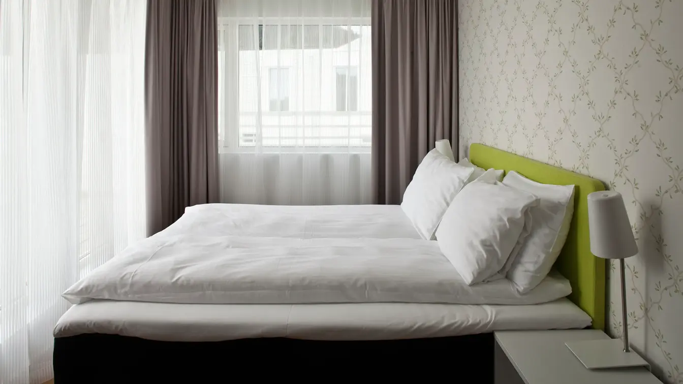 Dobbeltseng på suite på Thon Hotel Sandven i Nordheimsund