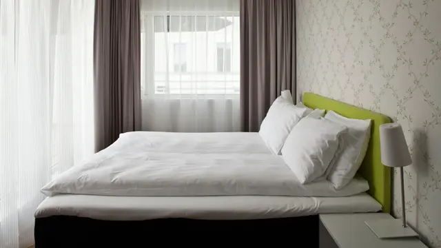 Dobbeltseng på suite på Thon Hotel Sandven i Nordheimsund