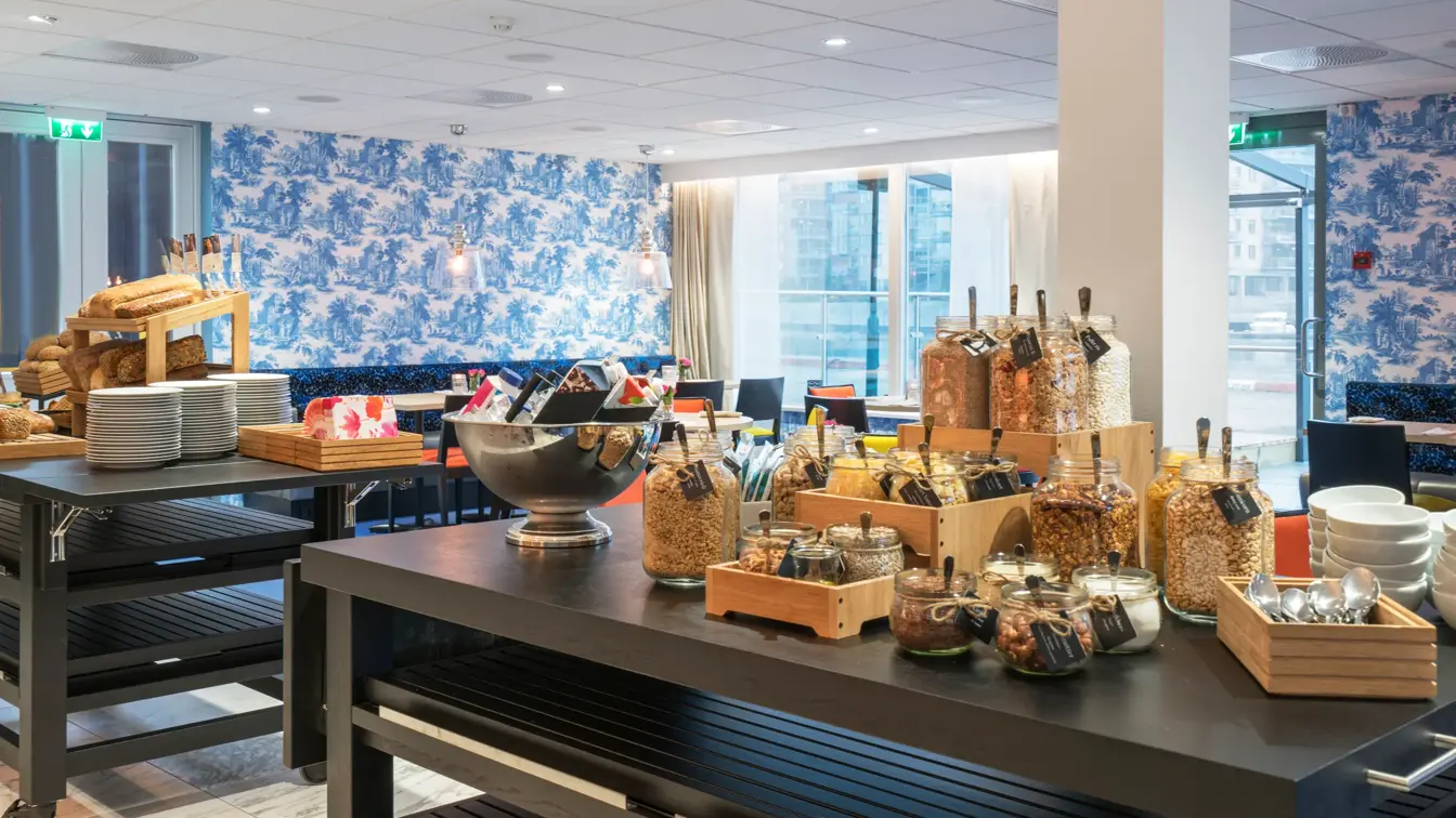 Frokostbuffet med rikelig utvalg av brød, pålegg, varmmat, frukt og bær på Thon Hotel Tønsberg Brygge