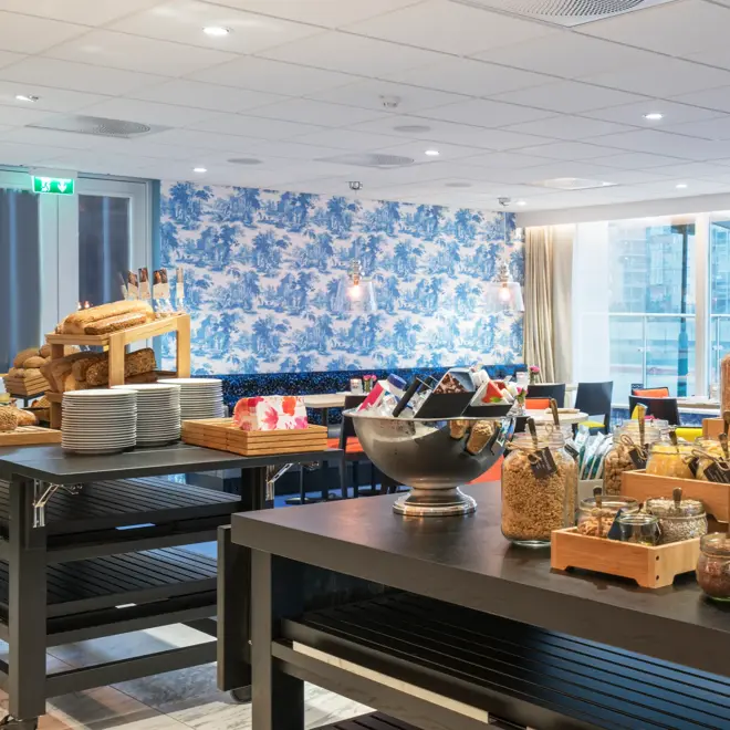 Frokostbuffet med rikelig utvalg av brød, pålegg, varmmat, frukt og bær på Thon Hotel Tønsberg Brygge