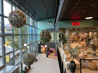 AMFI Moss fellesareal, fra andre etasje mot Kid og dekorasjon i taket