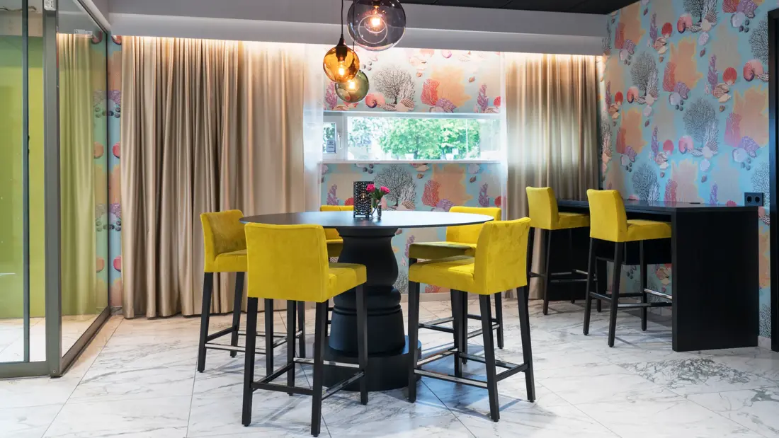 Lobby med sitteplasser på Thon Hotel Tønsberg Brygge