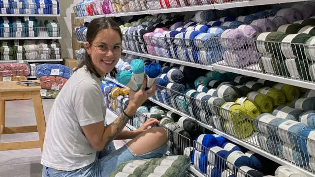 Dame som holder garn