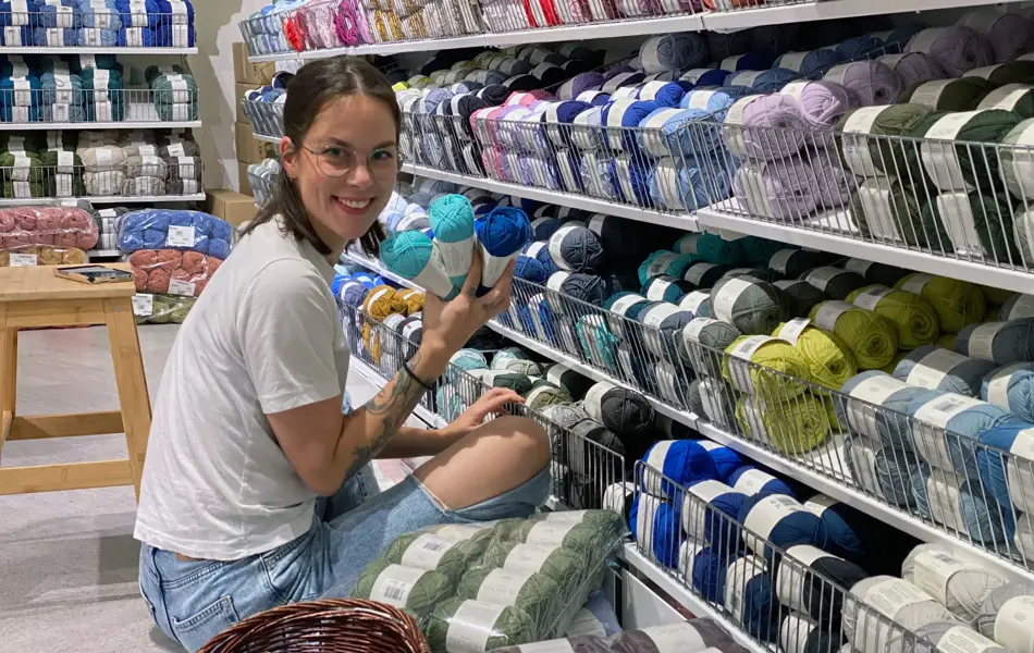 Dame som holder garn