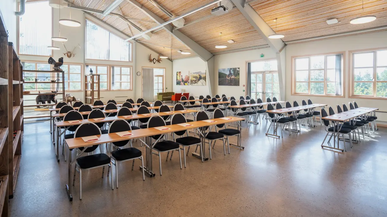 Klasseromoppsett, vindu, høyt under taket, hvite vegger