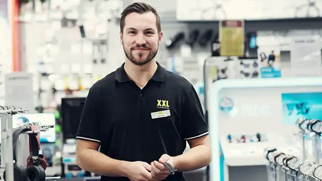 Mann som holder pulsklokke