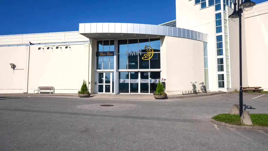 Fasade, inngang, parkeringsplass